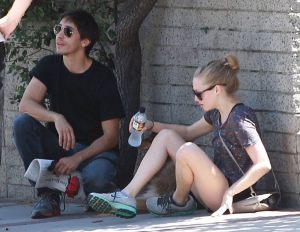 amanda-seyfried-and-justin-long-at-a-park-in-los-angeles_2