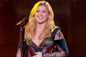 Kelly-Clarkson-900-600