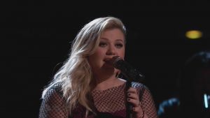 Meghan-Linsey-and-Kelly-Clarkson-sing-Invincible-on-The-Voice-2015-Finale-VIDEO